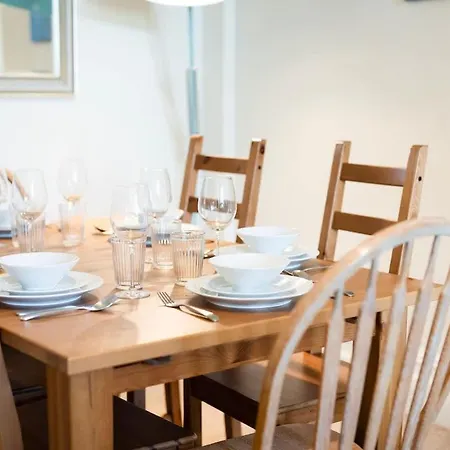 Apartmán Spacious And Quiet Ground Floor Flat - Free Parking *