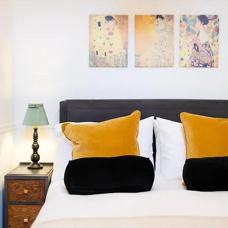Spacious And Quiet Ground Floor Flat - Free Parking