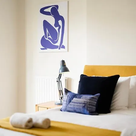 Spacious And Quiet Ground Floor Flat - Free Parking *