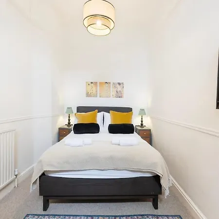 Spacious And Quiet Ground Floor Flat Bristol