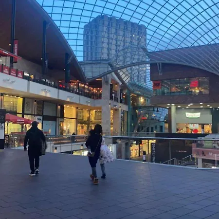 Spacious And Quiet Ground Floor Flat - Free Parking