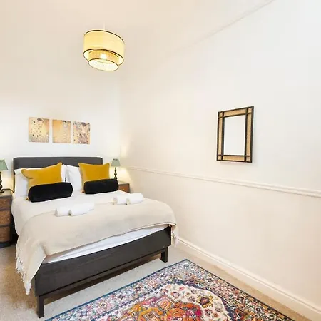 Spacious And Quiet Ground Floor Flat - Free Parking Apartment