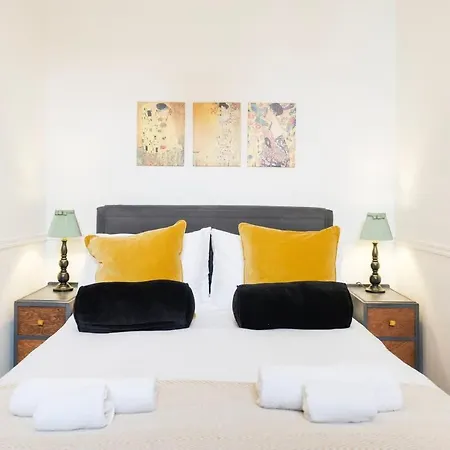 Spacious And Quiet Ground Floor Flat - Free Parking *