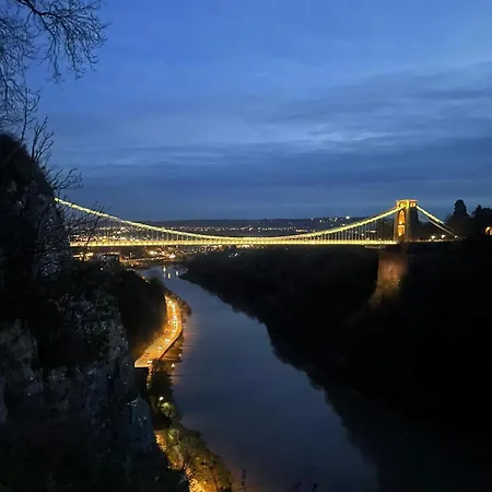 Spacious And Quiet Ground Floor Flat - Free Parking