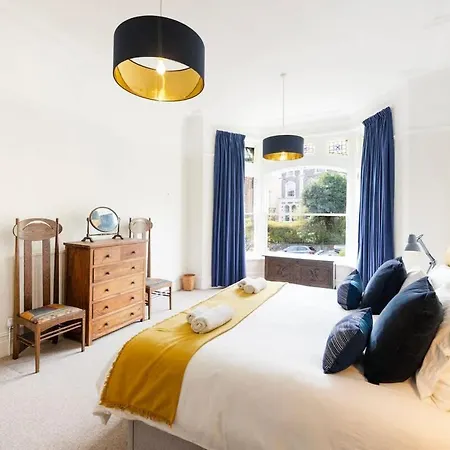 Spacious And Quiet Ground Floor Flat - Free Parking Apartment