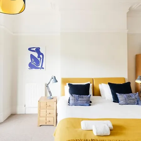 Spacious And Quiet Ground Floor Flat - Free Parking Apartment *