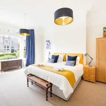 Spacious And Quiet Ground Floor Flat - Free Parking *