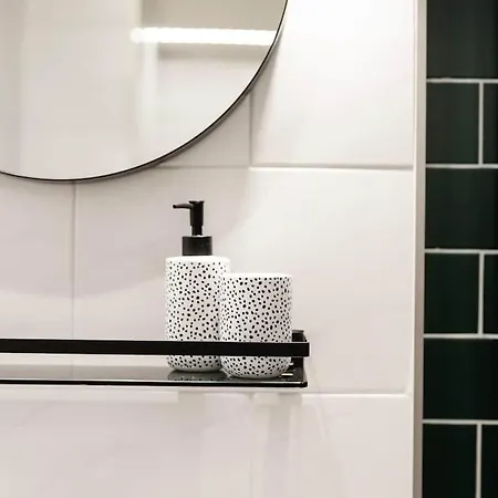 Spacious And Quiet Ground Floor Flat - Free Parking * Bristol