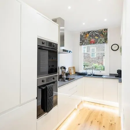 Spacious And Quiet Ground Floor Flat - Free Parking Apartment