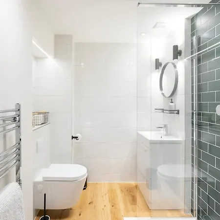 Apartmán Spacious And Quiet Ground Floor Flat - Free Parking