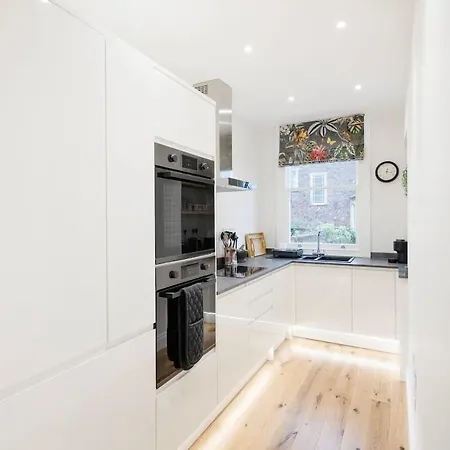 Spacious And Quiet Ground Floor Flat - Free Parking Apartment *