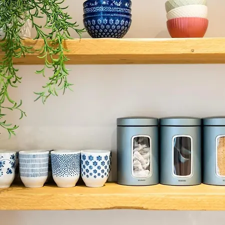 Spacious And Quiet Ground Floor Flat - Free Parking