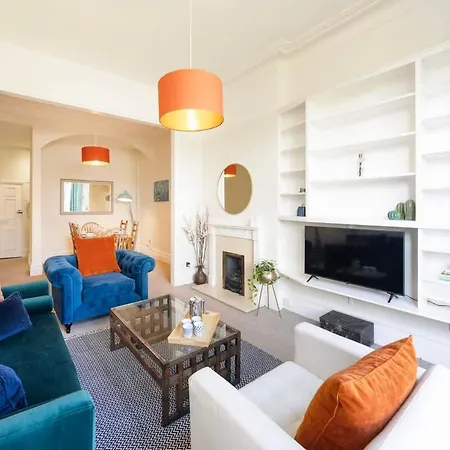 Spacious And Quiet Ground Floor Flat - Free Parking Apartment *