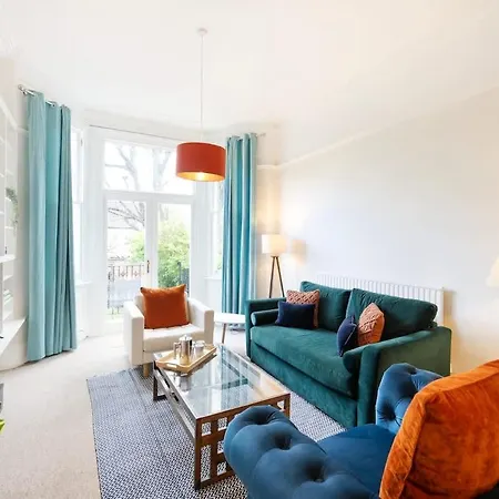 Daire Spacious And Quiet Ground Floor Flat - Free Parking *