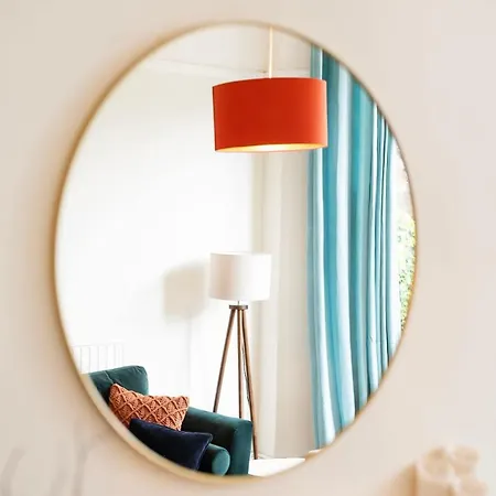 Spacious And Quiet Ground Floor Flat - Free Parking *