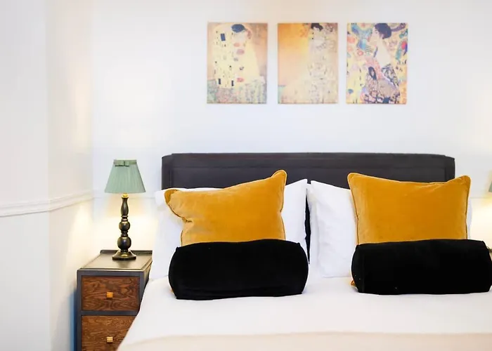 Spacious And Quiet Ground Floor Flat - Free Parking