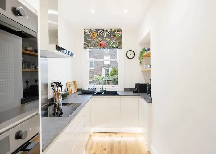 Spacious And Quiet Ground Floor Flat - Free Parking * Bristol