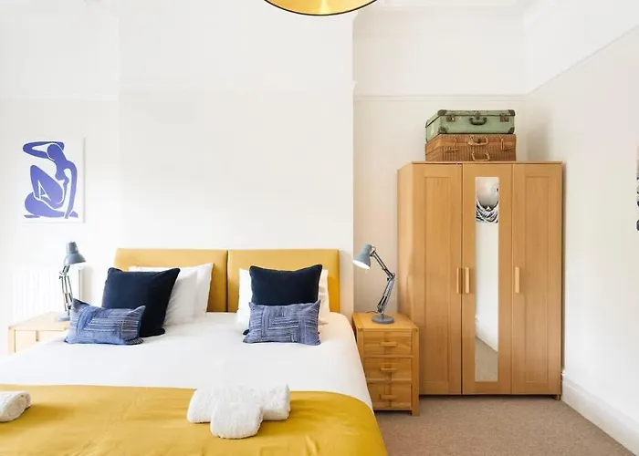 Апартаменты Spacious And Quiet Ground Floor Flat - Free Parking