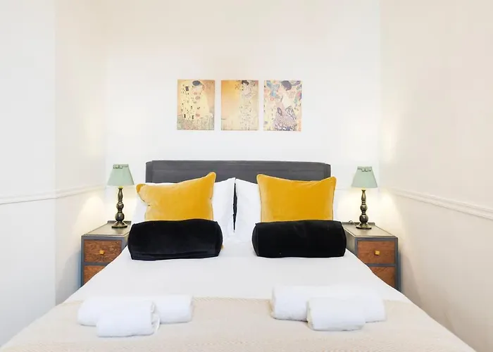 Spacious And Quiet Ground Floor Flat - Free Parking *