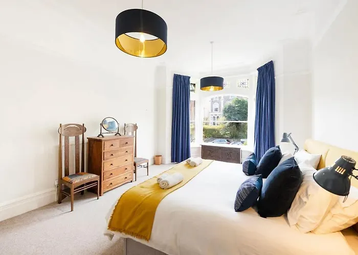 Spacious And Quiet Ground Floor Flat - Free Parking Apartment