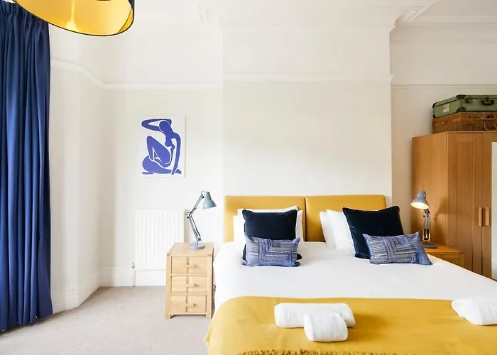 Spacious And Quiet Ground Floor Flat - Free Parking Apartment *