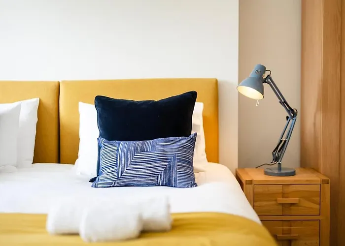 Апартаменты Spacious And Quiet Ground Floor Flat - Free Parking *