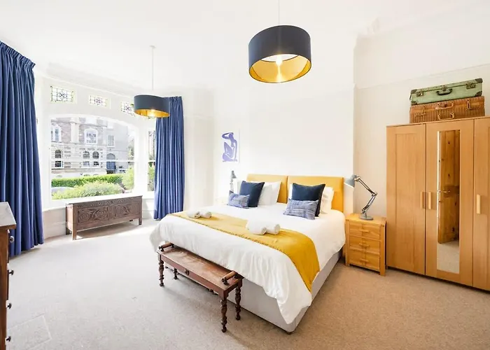 Spacious And Quiet Ground Floor Flat - Free Parking *