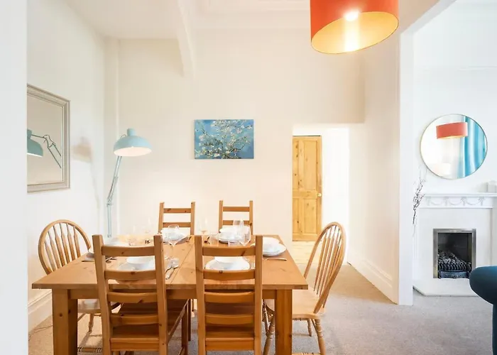 Spacious And Quiet Ground Floor Flat - Free Parking