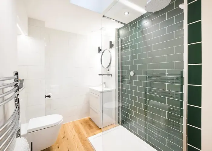 Spacious And Quiet Ground Floor Flat - Free Parking *