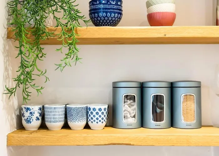 Spacious And Quiet Ground Floor Flat - Free Parking