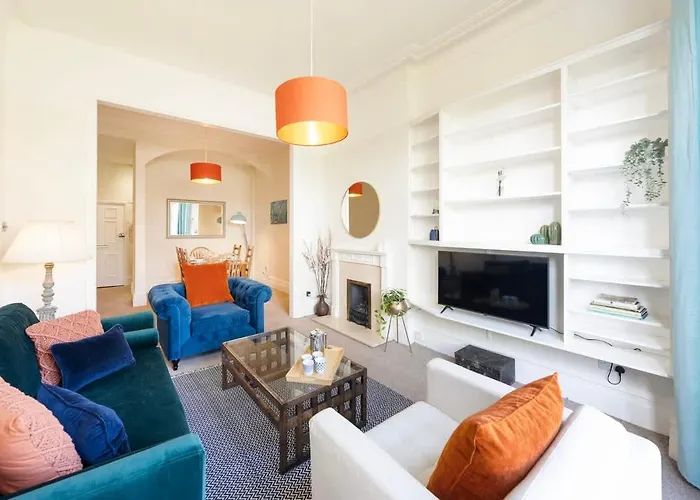 Spacious And Quiet Ground Floor Flat - Free Parking Apartment *