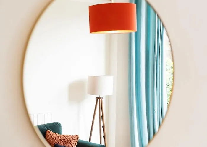 Spacious And Quiet Ground Floor Flat - Free Parking *