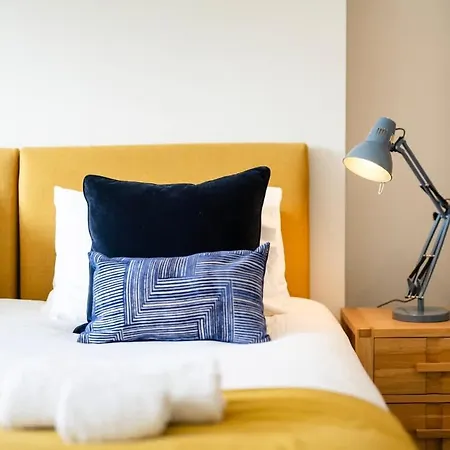 דירה Spacious And Quiet Ground Floor Flat - Free Parking *