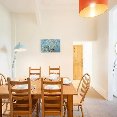 Spacious And Quiet Ground Floor Flat - Free Parking