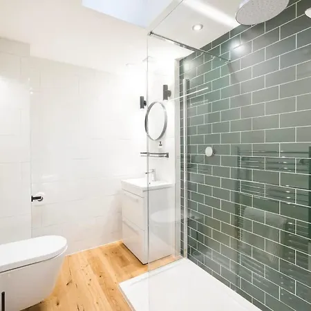 Spacious And Quiet Ground Floor Flat - Free Parking *