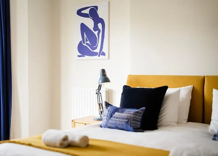 Spacious And Quiet Ground Floor Flat - Free Parking *