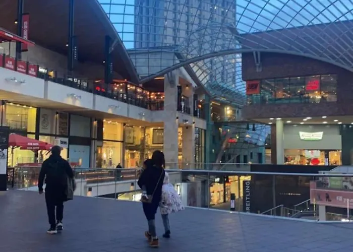 Spacious And Quiet Ground Floor Flat - Free Parking