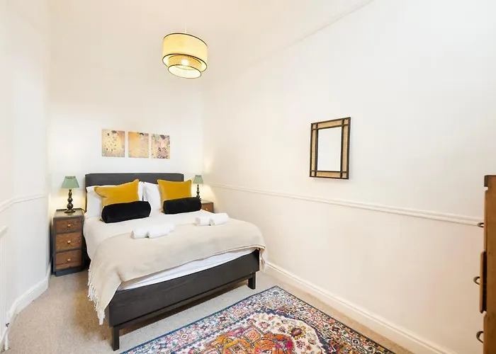 Spacious And Quiet Ground Floor Flat - Free Parking Apartmán