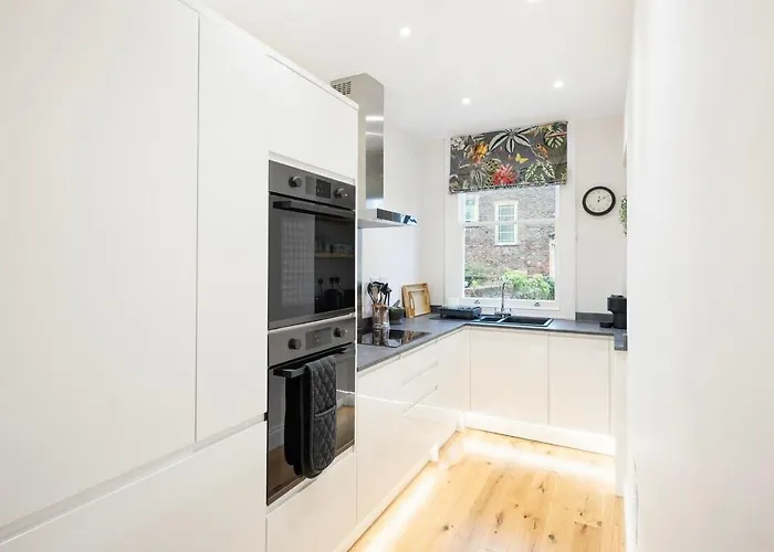 Spacious And Quiet Ground Floor Flat - Free Parking Apartmán